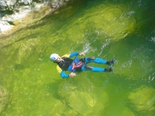  峡谷漂流者让自己漂浮 
